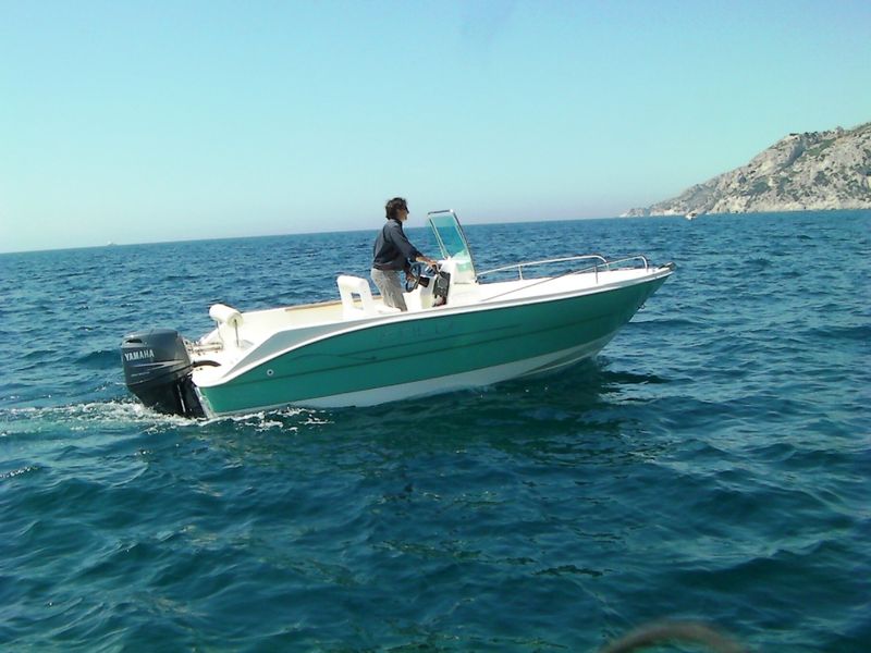 bateau pour ^pêche à la location chez Bleu Calanque à Marseille