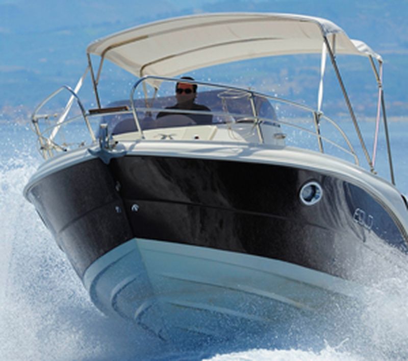 Location de bateau à la semaine avec taud de soleil à Marseille Pharo