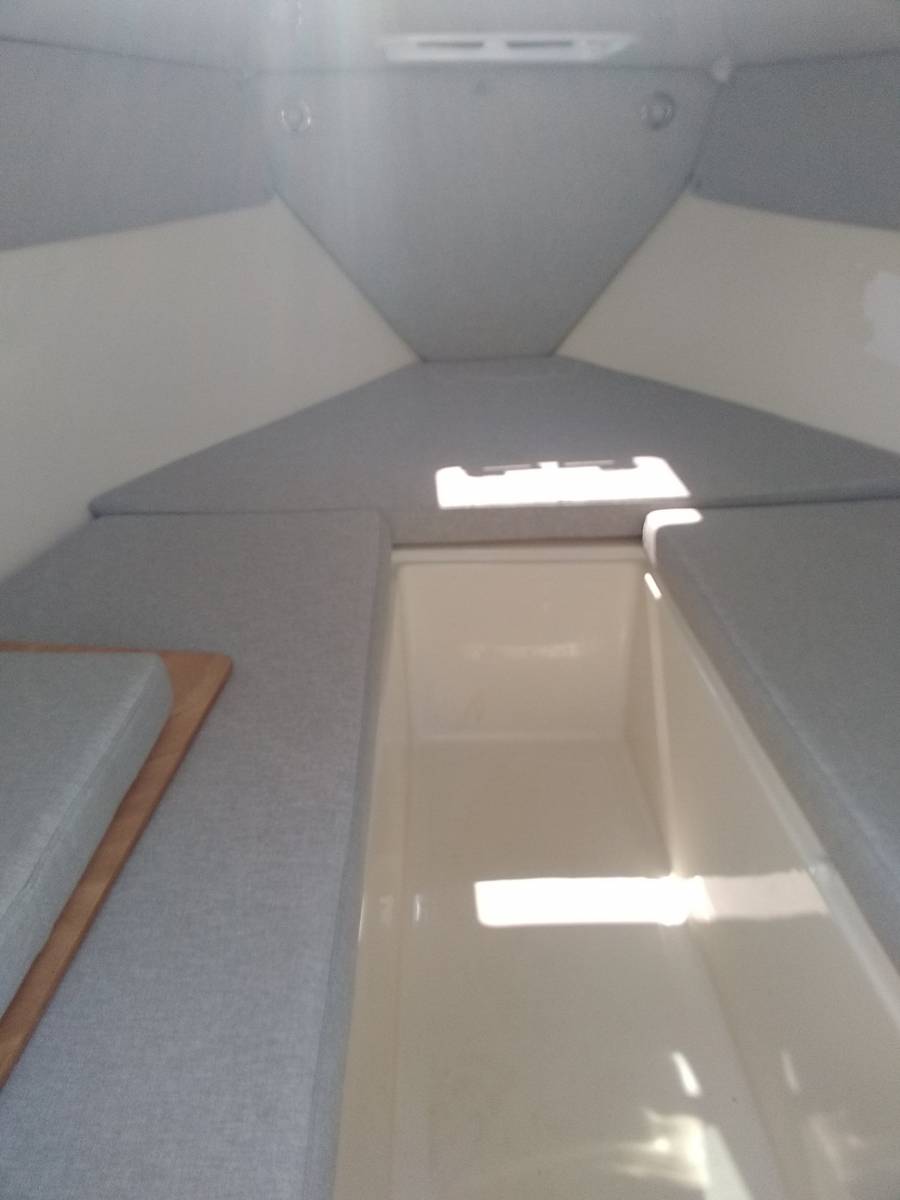 Bateau Moteur coque dure Eolo 650 day L avec 150cv Honda commande electrique nouveauté 2022