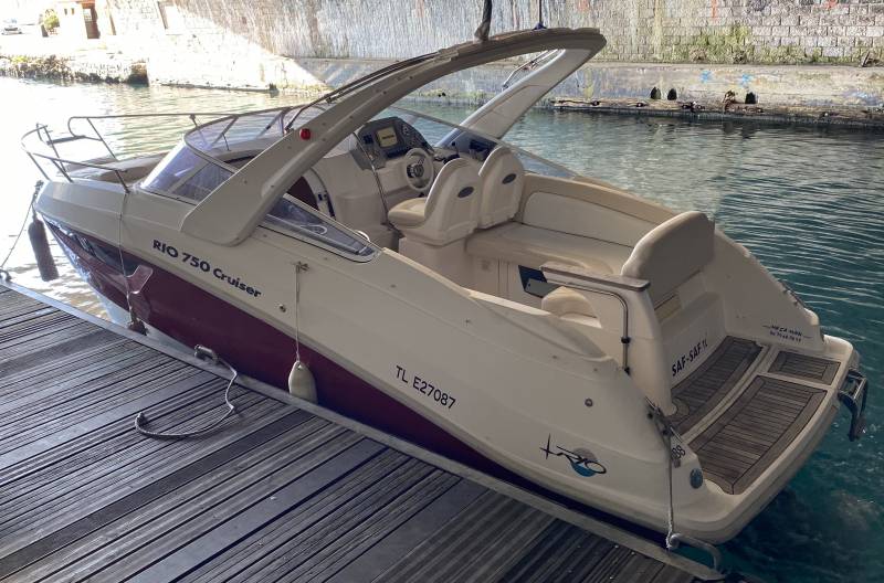 Vente de bateau coque RIO 750 CRUISER sur Marseille, avec cabine 4 couchages et cuisine équipée