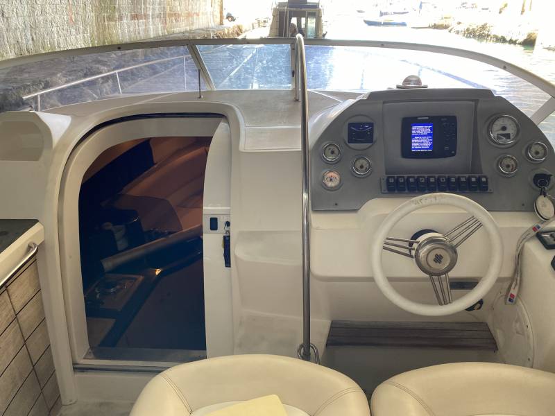 Vente de bateau coque RIO 750 CRUISER sur Marseille, avec cabine 4 couchages et cuisine équipée