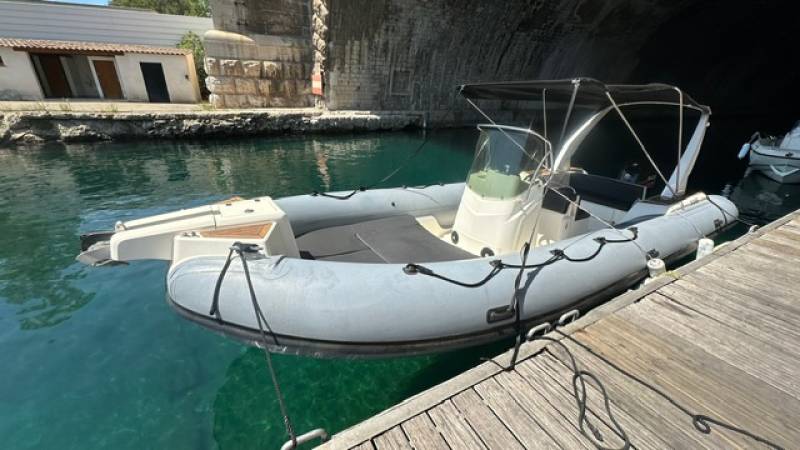 Le JULES, semi-rigide 250 CV disponible à la location à Marseille