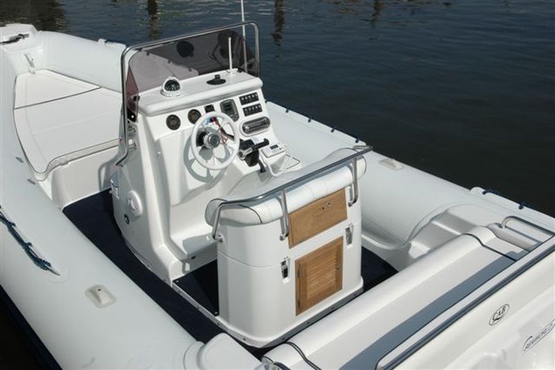 Bleu  Calanque vous propose le bateau Infanta 670 SRI