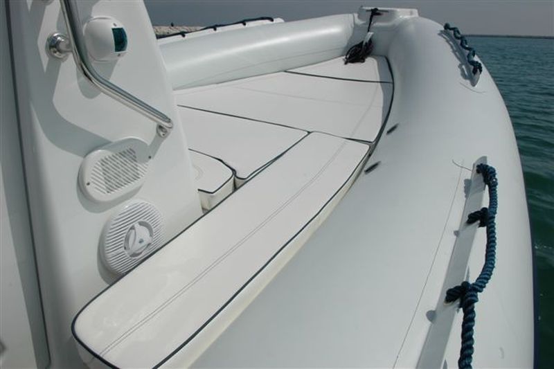 Bleu  Calanque vous propose le bateau Infanta 670 SRI