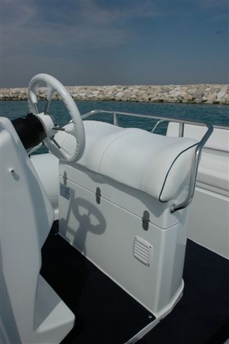 Bleu  Calanque vous propose le bateau Infanta 670 SRI