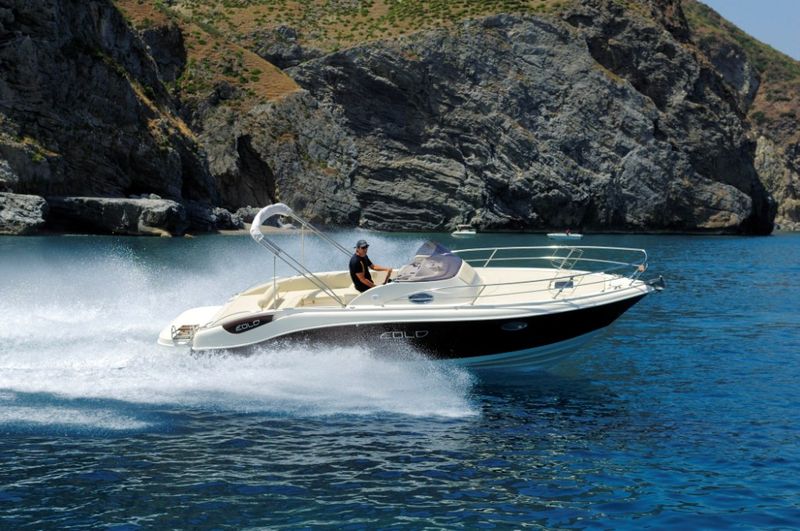 louez un bateau à moteur chez Bleu Calanque pour visiter les calanques de Cassis