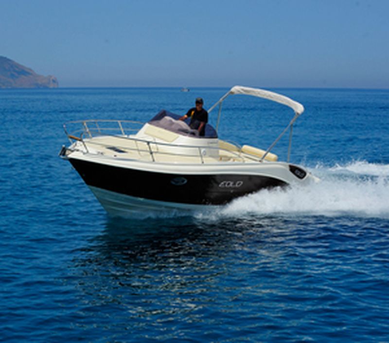 Location de bateau à la semaine avec taud de soleil à Marseille Pharo