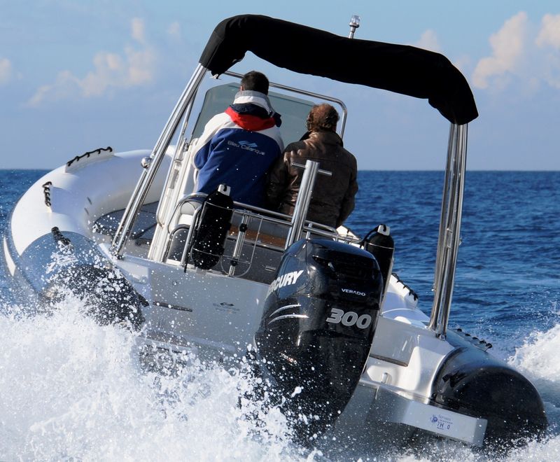 Semi rigide disponible à la location chez Bleu Calanque