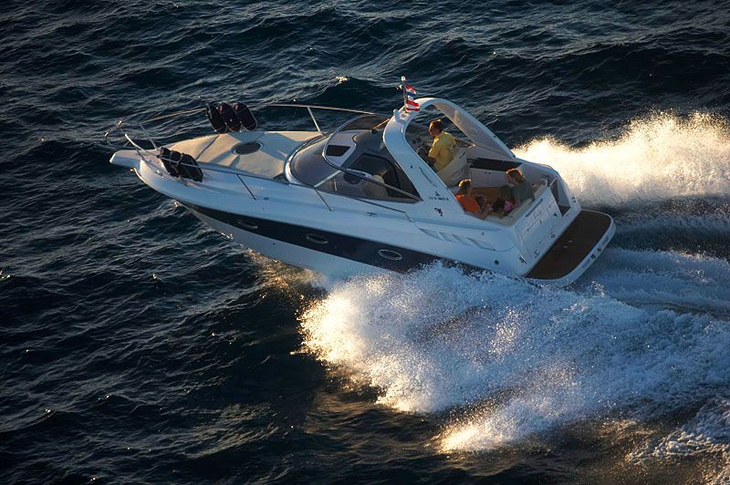 bateau moteur cabine bleu clanque