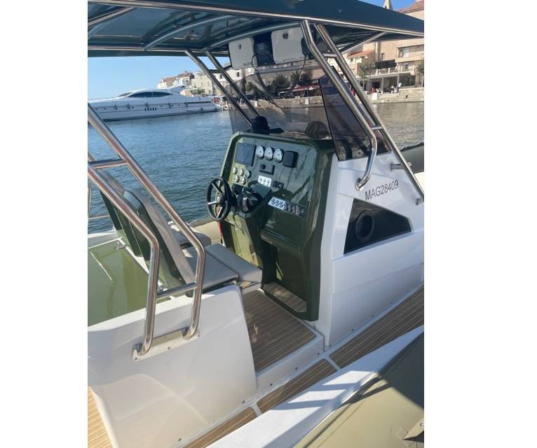 Poste pilotage Silverado 10.5 à la location aux calanques de Cassis