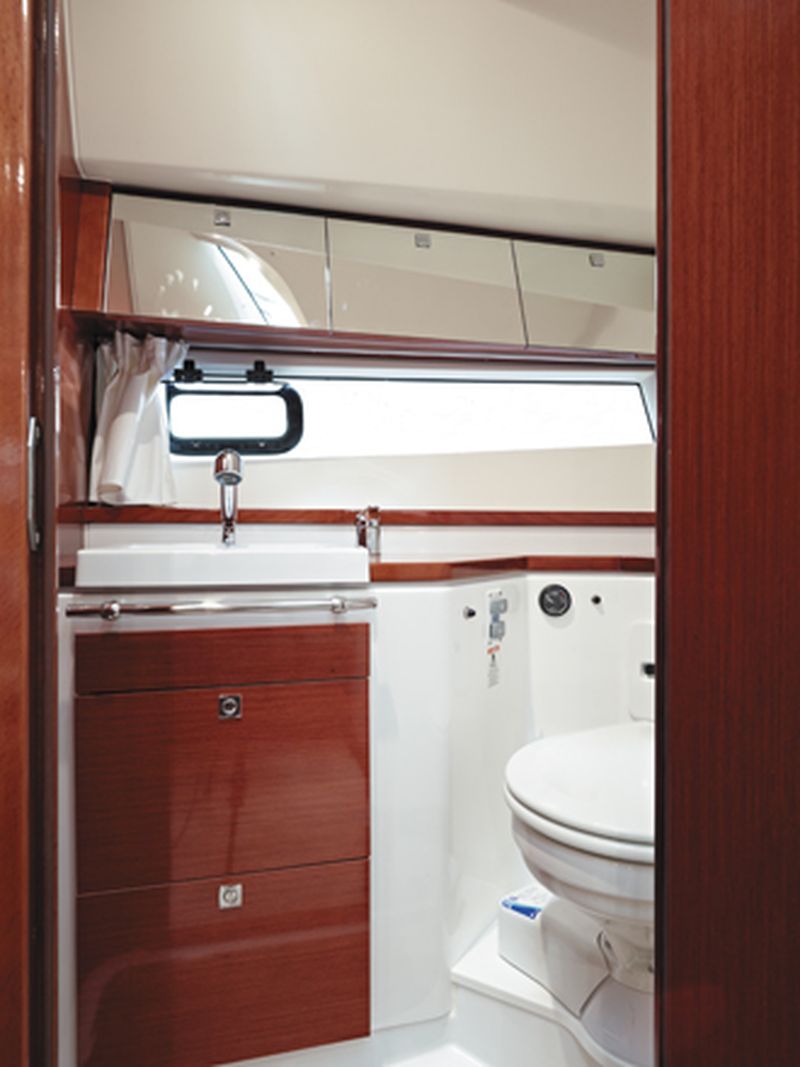 Vente cabin cruiser Jeanneau Leader 10 2 x 260cv volvo D4 Diesel 2010 avec place de port à Marseille VENDU VENDU VENDU