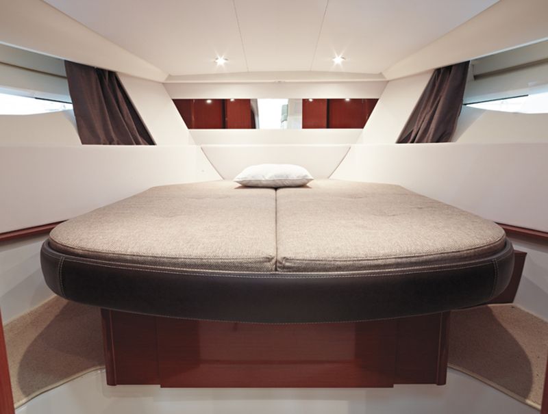 Vente cabin cruiser Jeanneau Leader 10 2 x 260cv volvo D4 Diesel 2010 avec place de port à Marseille VENDU VENDU VENDU