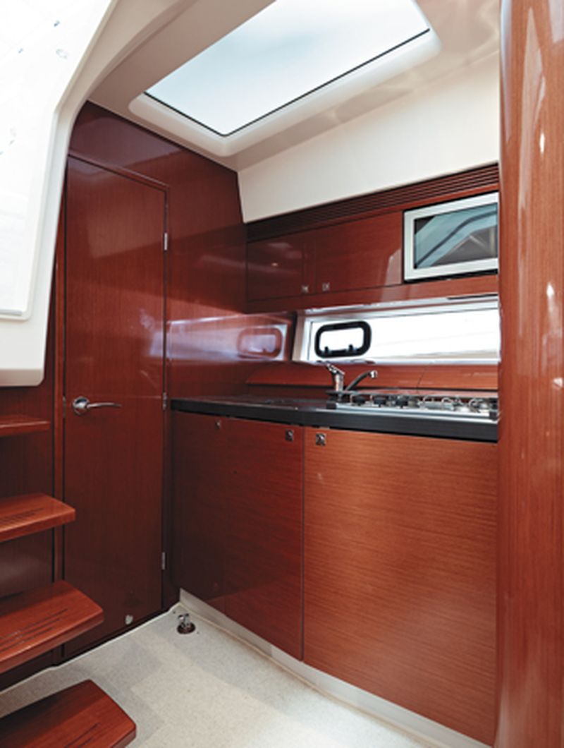 Vente cabin cruiser Jeanneau Leader 10 2 x 260cv volvo D4 Diesel 2010 avec place de port à Marseille VENDU VENDU VENDU