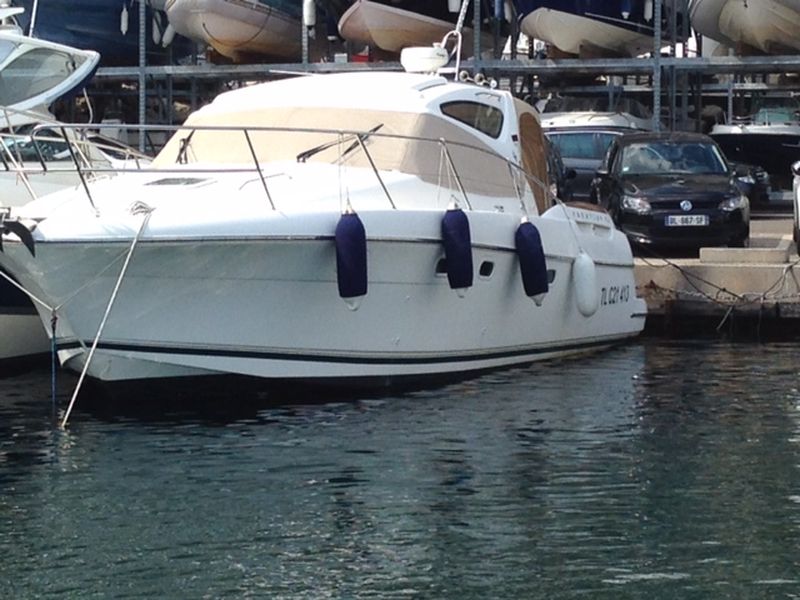 Bateau Cabine Cruiser Jeanneau Prestige 34 Hard Top 2x280cv Diesel Volvo toutes options année 2005 BATEAU VENDU