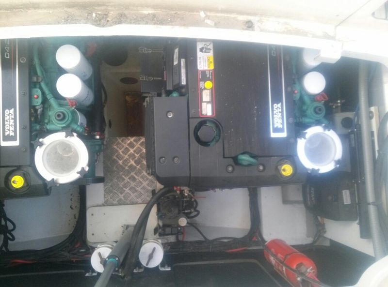 Vente cabin cruiser Jeanneau Leader 10 2 x 260cv volvo D4 Diesel 2010 avec place de port à Marseille VENDU VENDU VENDU