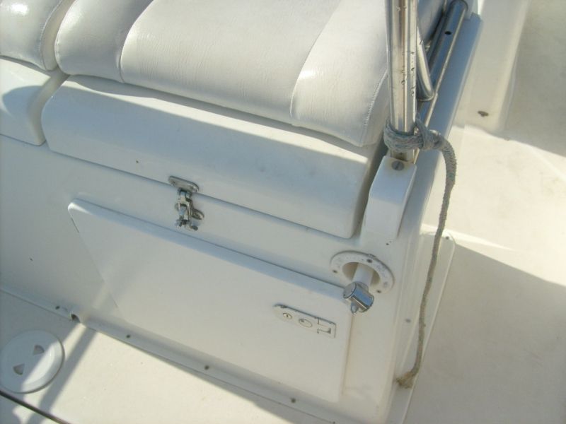 Bleu  Calanque vous propose le bateau Cap Camarat 705