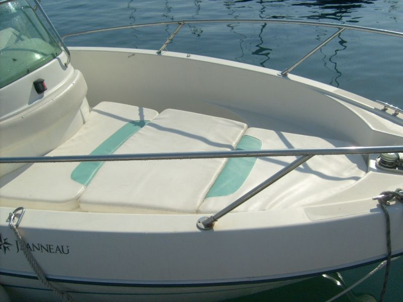 Bleu  Calanque vous propose le bateau Cap Camarat 705