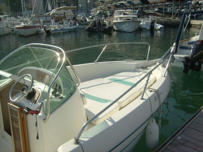 Bleu  Calanque vous propose le bateau Cap Camarat 705