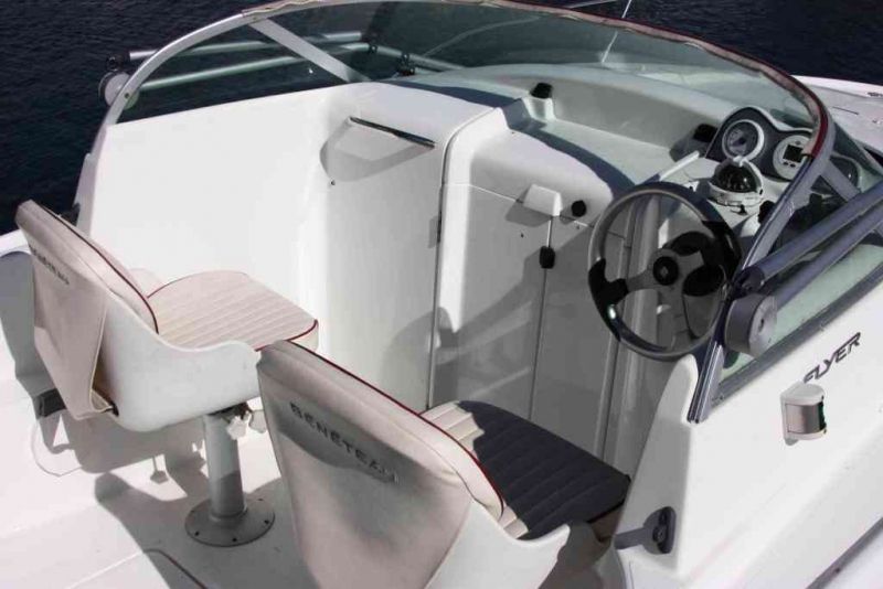 Bleu  Calanque vous propose le bateau Bénéteau Flyer 550 cabine