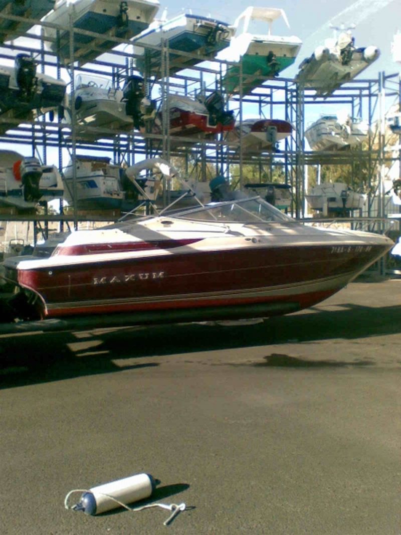 Bleu  Calanque vous propose le bateau Maxum 2400 VENDU