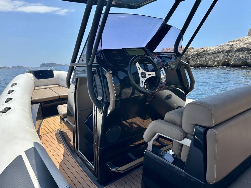 Location BRIG EAGLE 8 - Semi-rigide 300 cv - 10  personnes