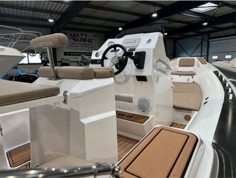 Console centrale, belle circulation à bord et confort de navigation