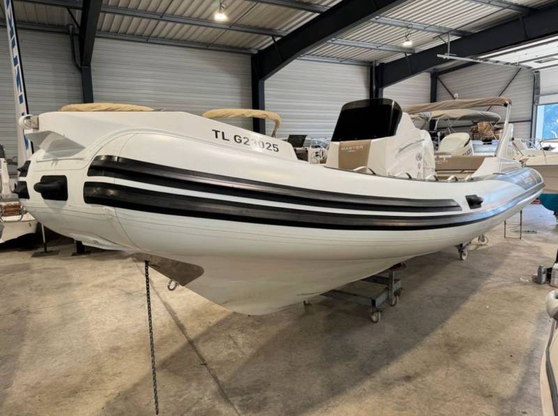 Le Nuova Jolly King 720, un bateau convivial pensé pour la balade et la baignade
